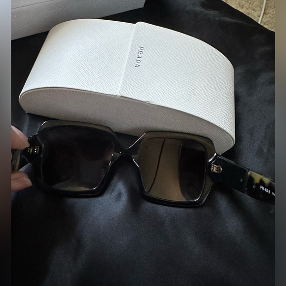 Slightly used women’s Prada sunglasses 100% authentic. - Picture 7 of 8